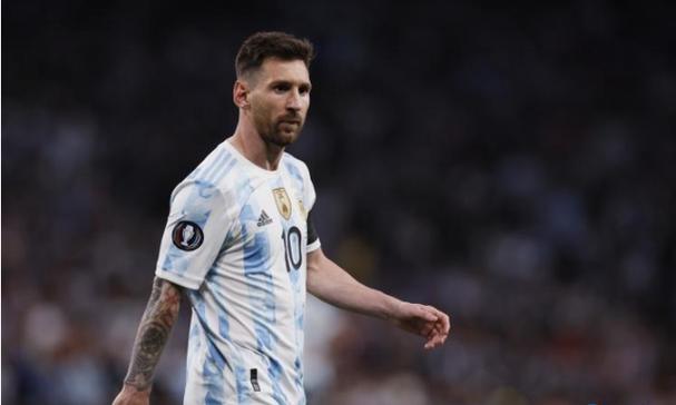 故事：朱棣破城之日，百官跪降，唯亡国太子7岁幼子执剑挡门，侍卫欲除之，朱棣却抚其头：有我当年劲，带在身边！